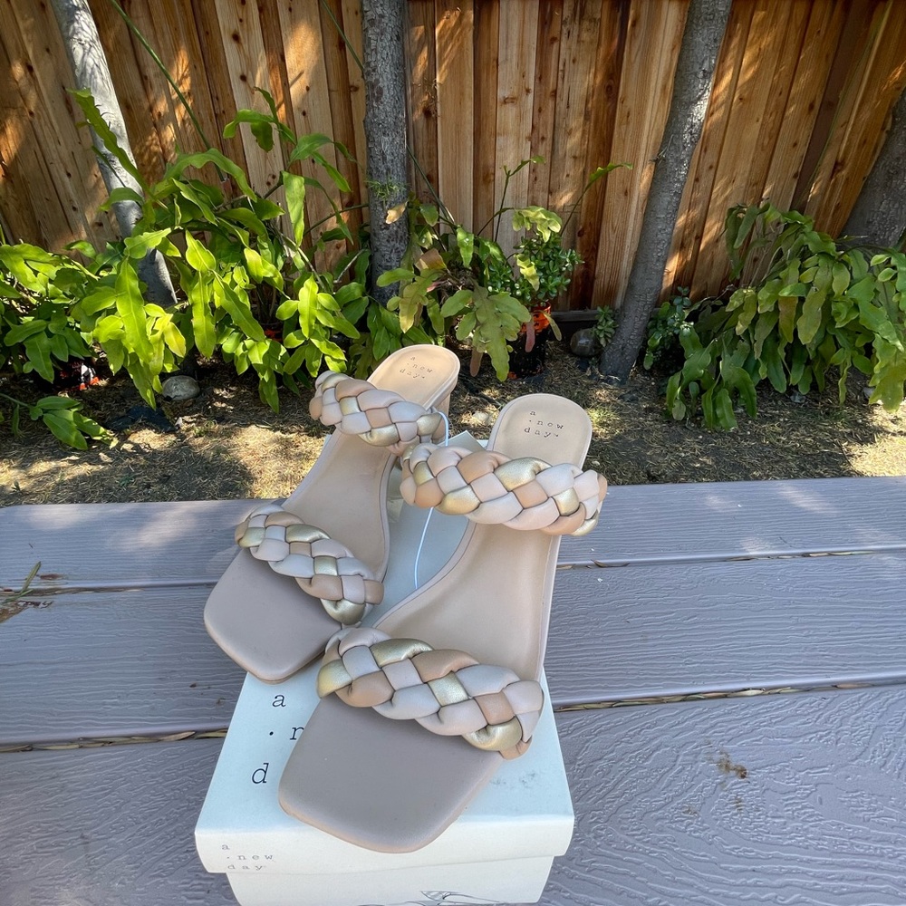 Cute heels Sandals. Great to wear this summer.